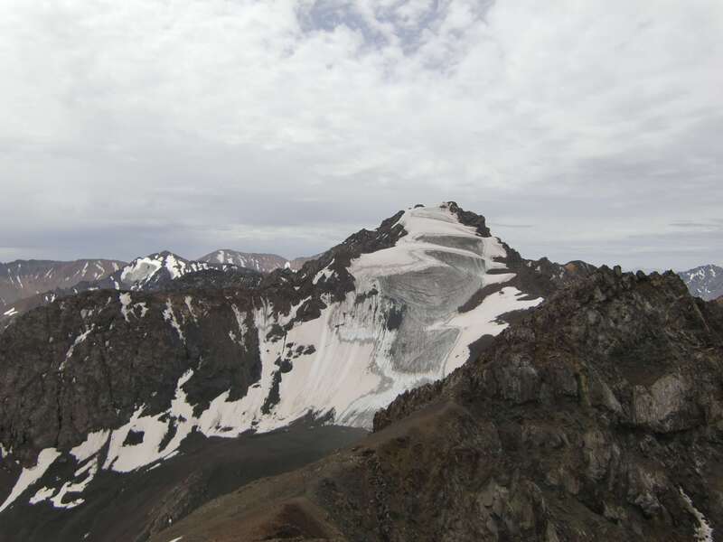 4000 米雪线上的冰川